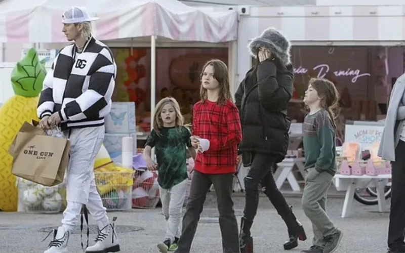 Üç oğlu və nişanlısı ilə şəkilləri çəkildi