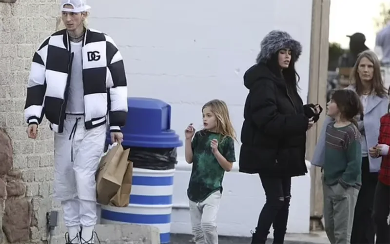 Üç oğlu və nişanlısı ilə şəkilləri çəkildi