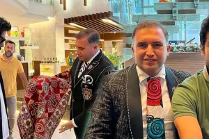 Hacı Nurandan Burak Özçivitə hədiyyə