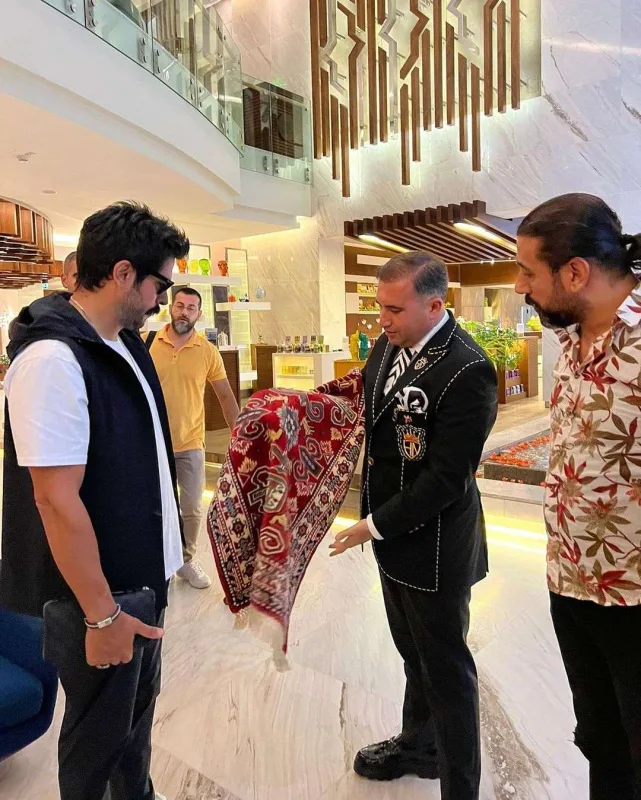 Hacı Nurandan Burak Özçivitə hədiyyə