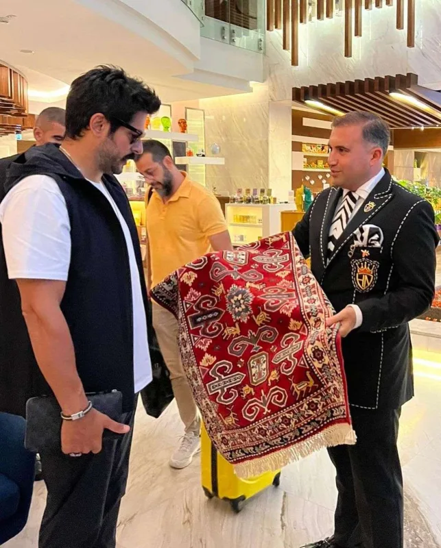 Hacı Nurandan Burak Özçivitə hədiyyə