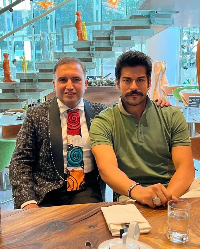 Hacı Nurandan Burak Özçivitə hədiyyə