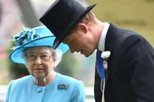 Kraliça ilə vidalaşa bilmədi