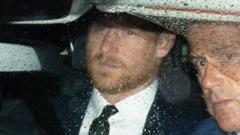 Kraliça ilə vidalaşa bilmədi