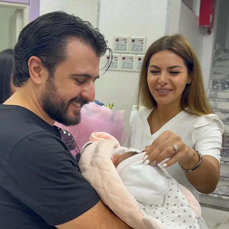 İlk dəfə qızı ilə fotosunu paylaşdı