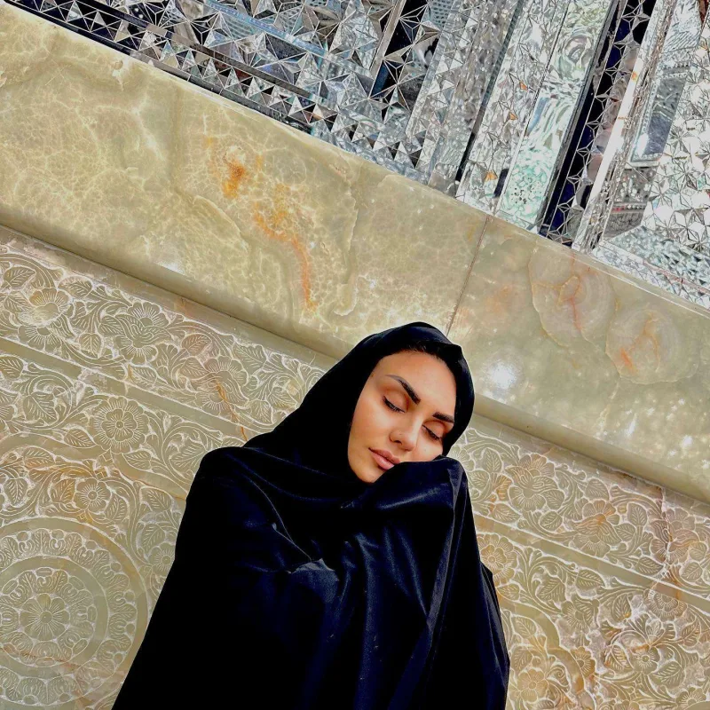 Şəbnəm İranda ziyarətgaha getdi