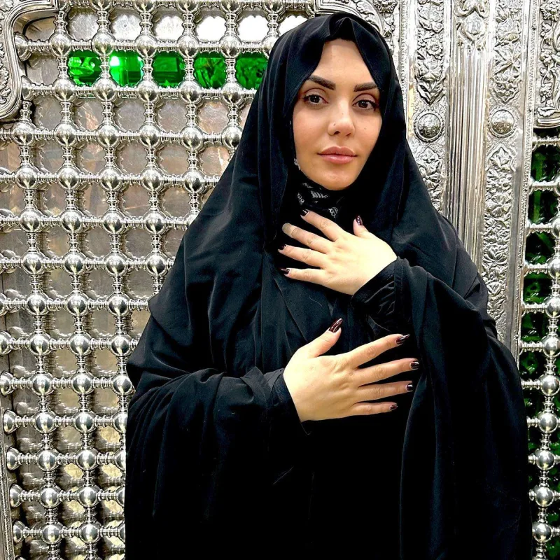 Şəbnəm İranda ziyarətgaha getdi