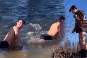 Soyuq havada buzlu suya girdi