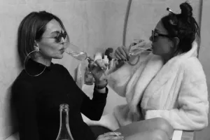 Rəfiqəsi ilə ad gününü vannada keçirdi