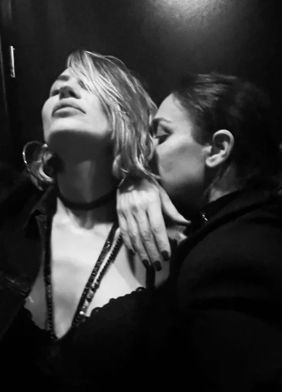 Rəfiqəsi ilə ad gününü vannada keçirdi