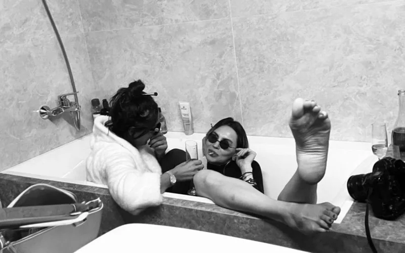 Rəfiqəsi ilə ad gününü vannada keçirdi