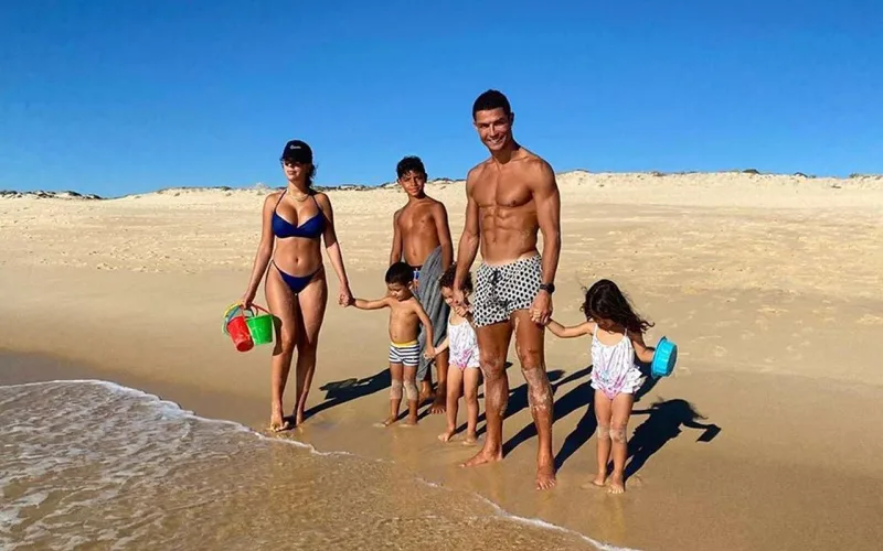 Sevgilisi Ronaldonu maşınla sevindirdi