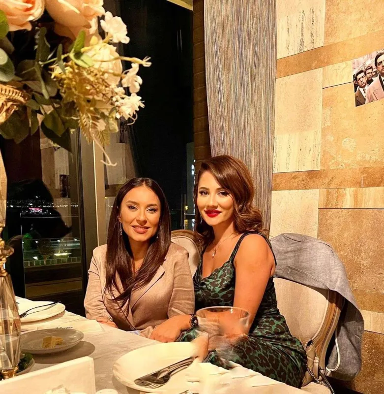 Hamını 90-lara apardı!