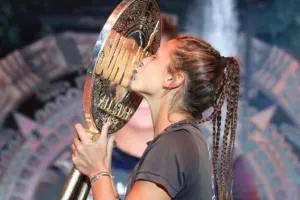 Mükafatını özü ilə gəzdirir