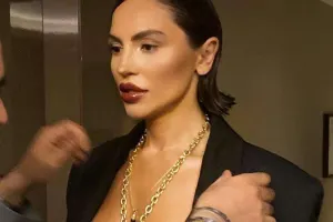 Günayın cəsarətli pozası...