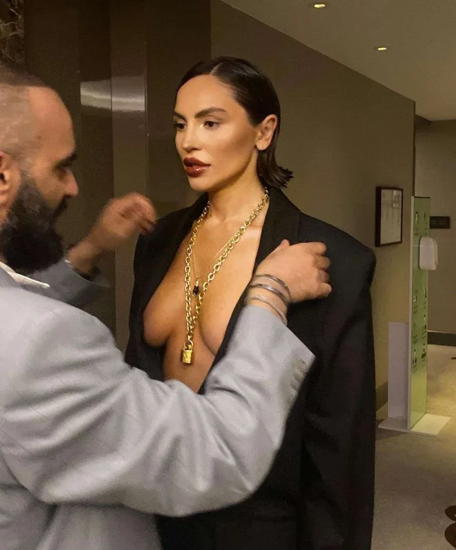 Günayın cəsarətli pozası...