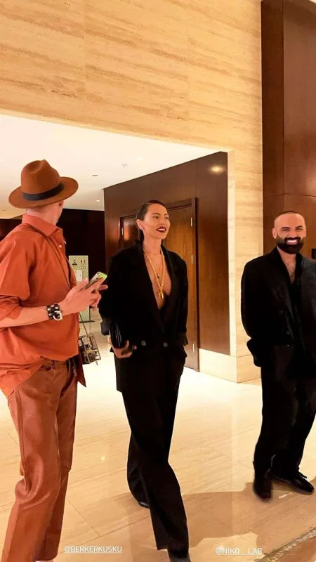 Günayın cəsarətli pozası...