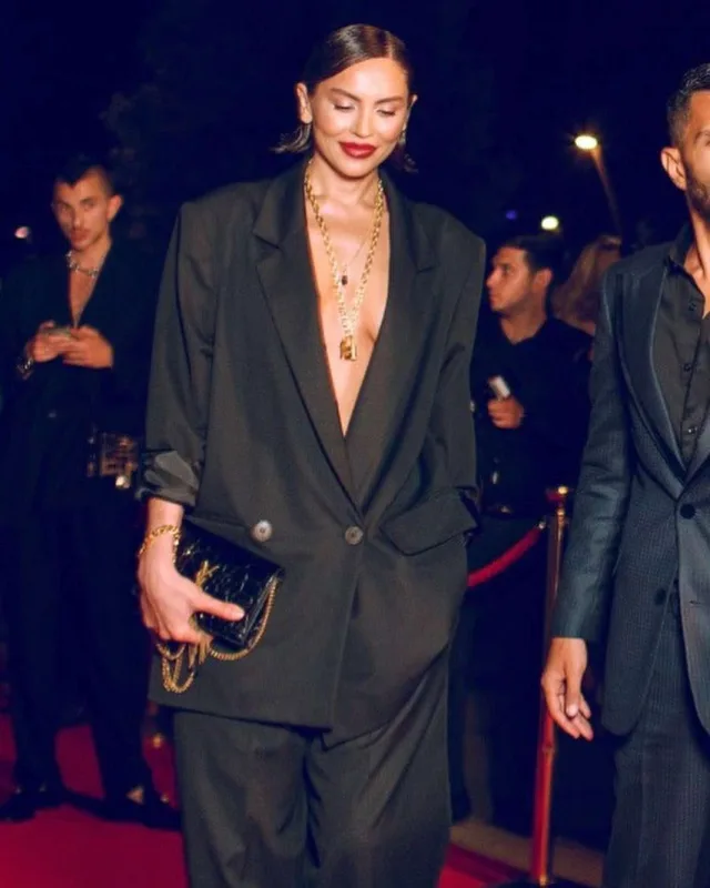 Günayın cəsarətli pozası...