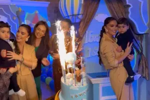 Aydan oğlunun üzünü ilk dəfə göstərdi - Video