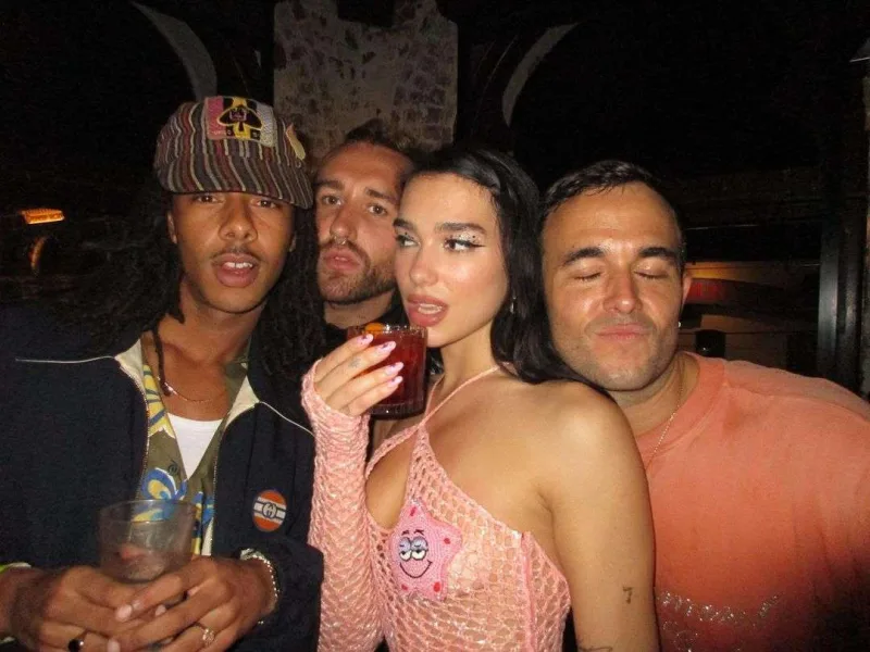 Dua “SpongeBob” geyimi ilə diqqət mərkəzində