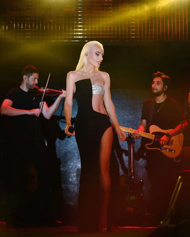 İddialı geyimi ilə Gülşenə bənzədildi