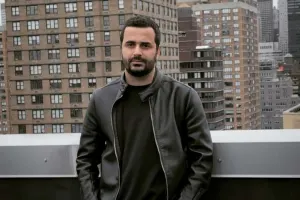 “Ata, baxırsanmı mənə daşın içindən?”