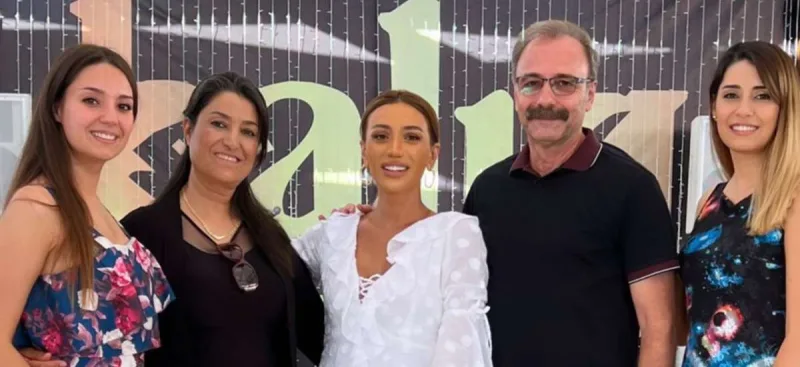 İlk dəfə təzə gəlinlərinin ailəsini göstərdi