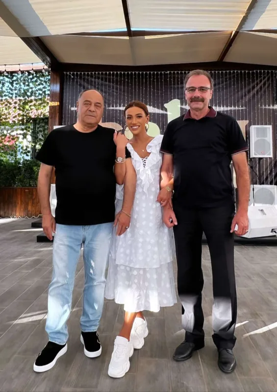 İlk dəfə təzə gəlinlərinin ailəsini göstərdi