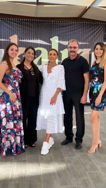 İlk dəfə təzə gəlinlərinin ailəsini göstərdi