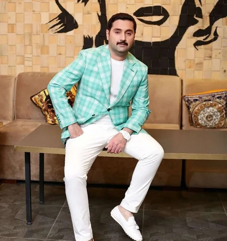 “Qazanın da qapağını açanda müğənni çıxır”