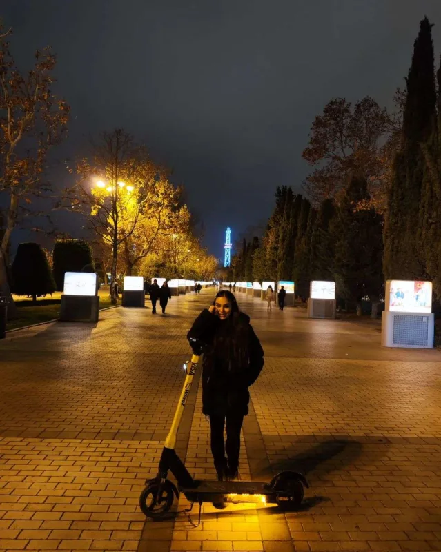 Leyla Əliyeva skuterlə bulvarı gəzdi