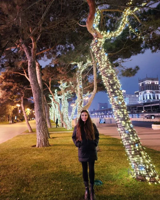 Leyla Əliyeva skuterlə bulvarı gəzdi