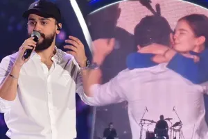 Fanatı səhnədə Coniyə hücum etdi