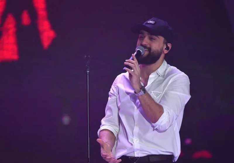 Fanatı səhnədə Coniyə hücum etdi