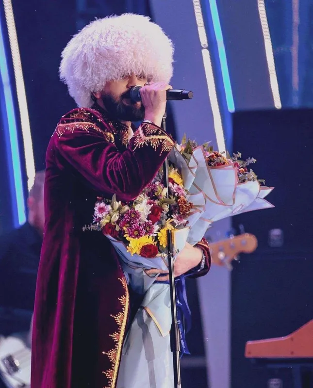 Fanatı səhnədə Coniyə hücum etdi