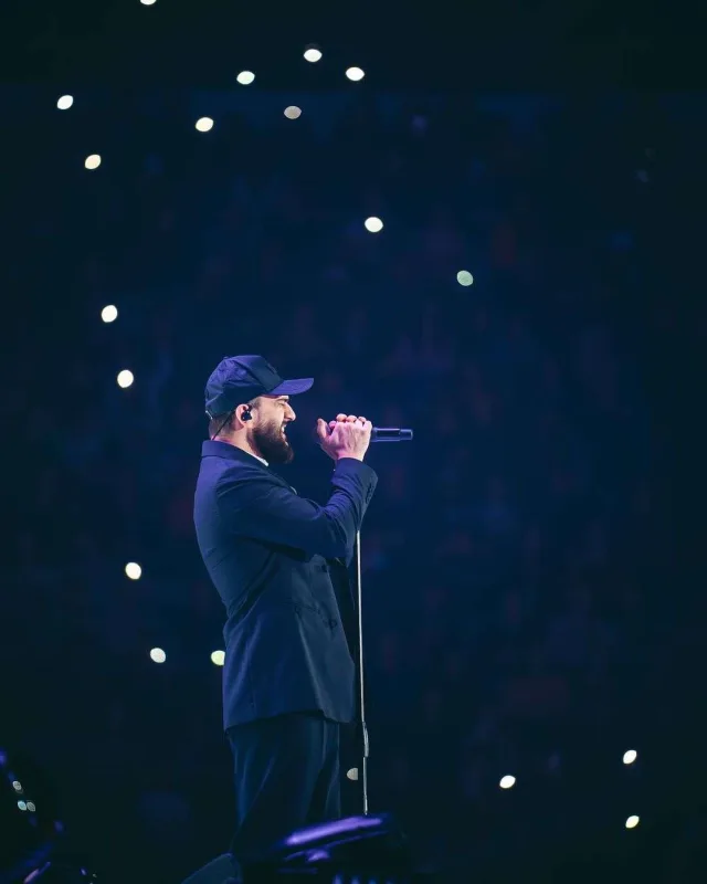 Fanatı səhnədə Coniyə hücum etdi