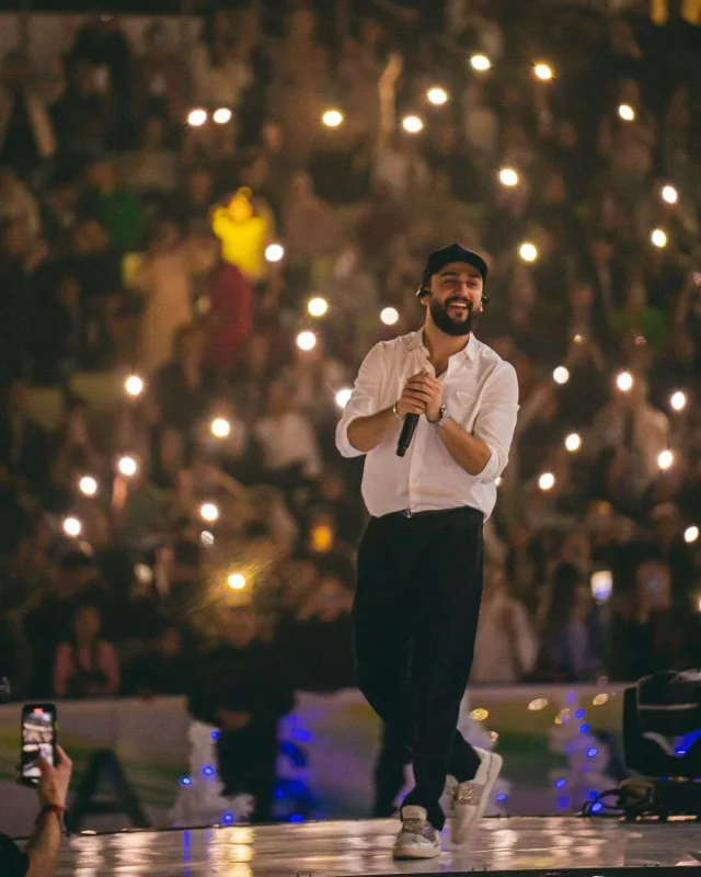 Fanatı səhnədə Coniyə hücum etdi