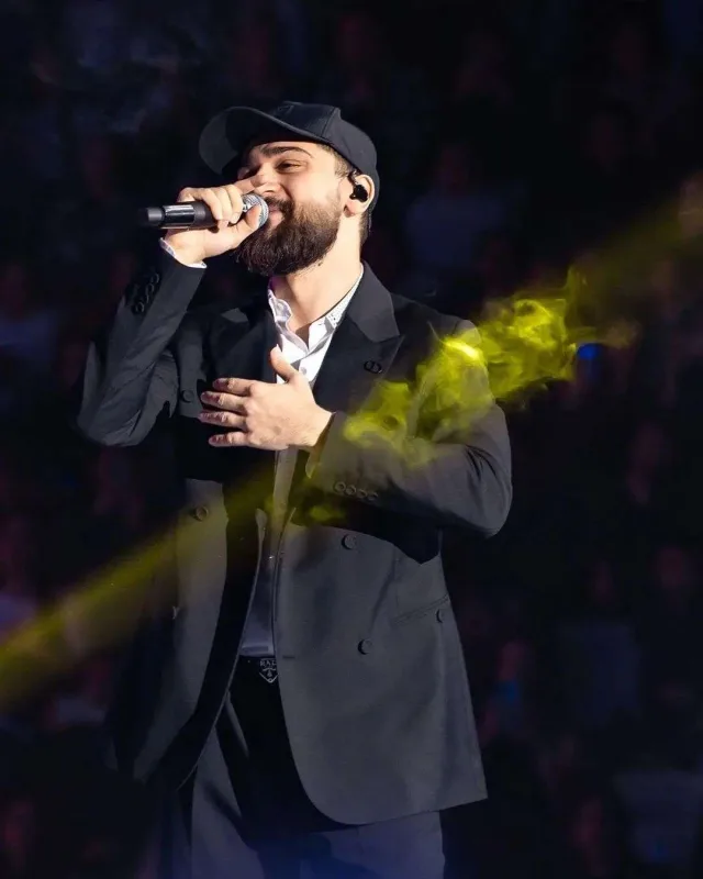 Fanatı səhnədə Coniyə hücum etdi