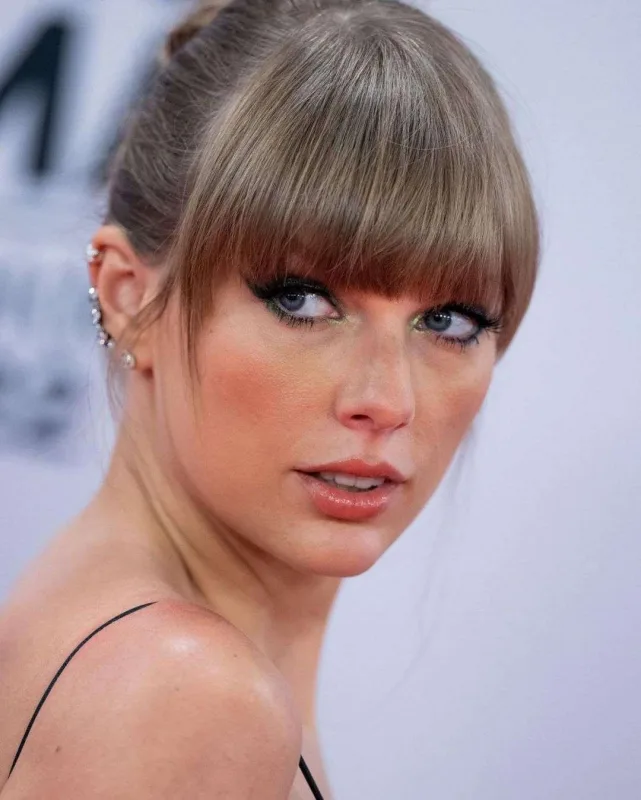 Qırmızı xalçaya geyimi ilə damğa vurdu