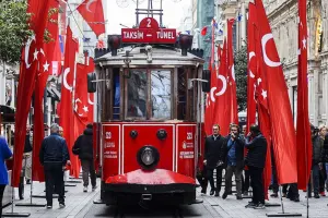 Taksim meydanı türk bayraqlarına büründü