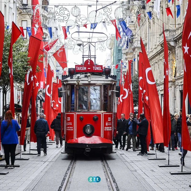 Taksim meydanı türk bayraqlarına büründü