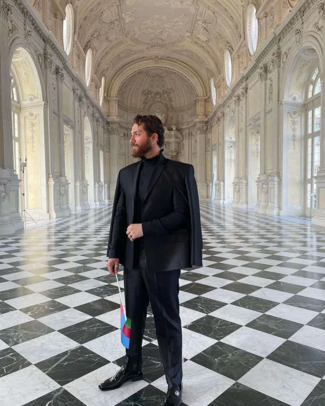 Ad günündə fanatları ilə görüşür