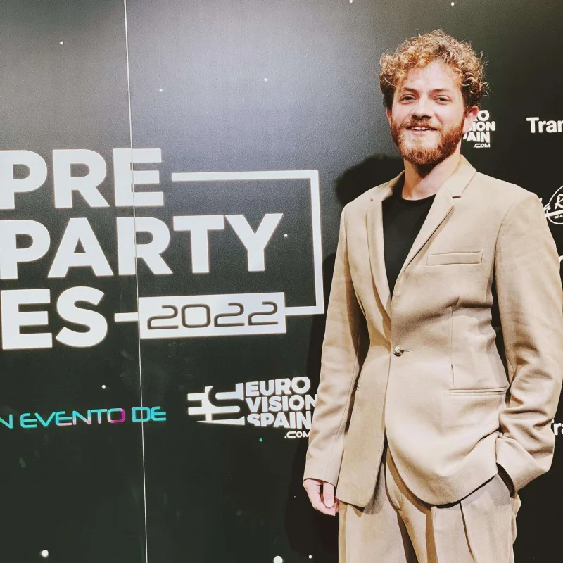 Ad günündə fanatları ilə görüşür