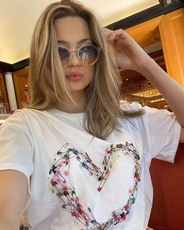 Özündən 40 yaş kiçik sevgilisi ilə gündəm oldu