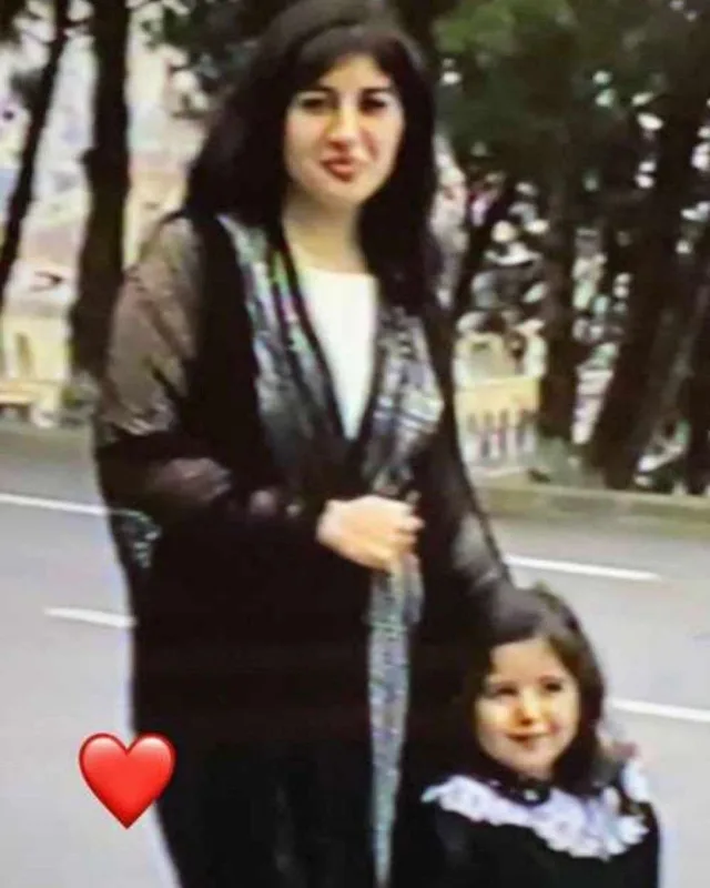 Qızı ilə arxiv fotosunu paylaşdı