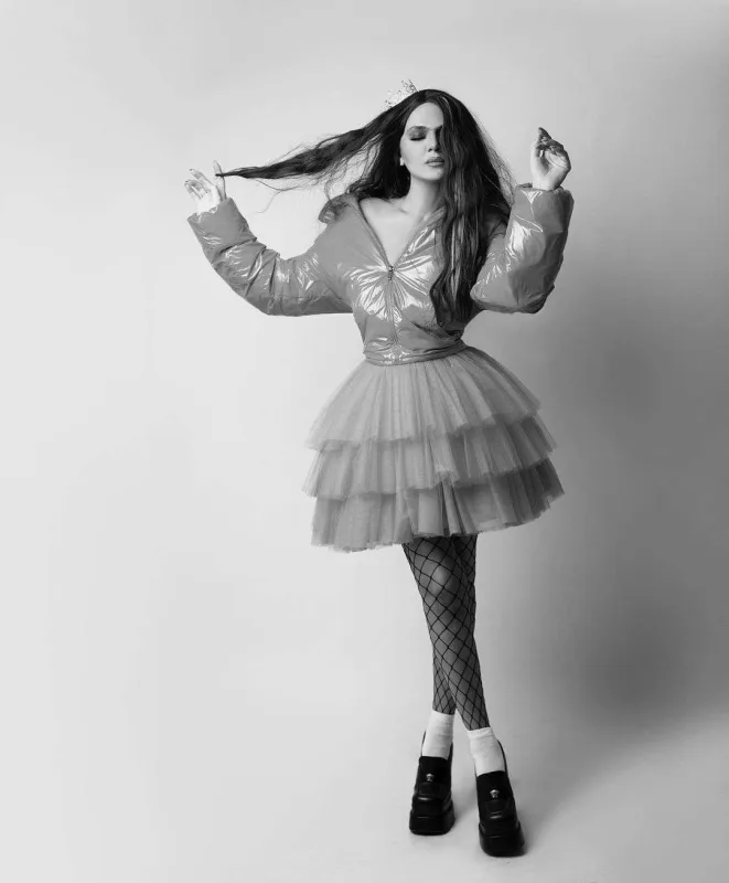 Özünü Kraliça elan etdi