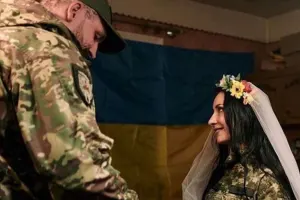 Ukrayna gözəli cəbhədə evləndi