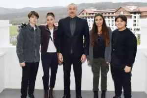 Prezident və xanımı nəvələri ilə açılışda