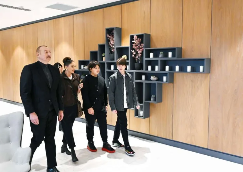 Prezident və xanımı nəvələri ilə açılışda