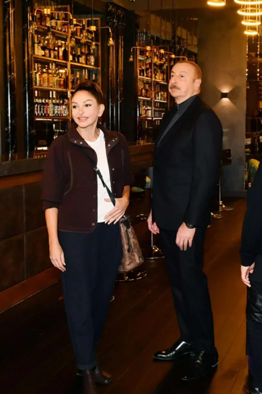 Prezident və xanımı nəvələri ilə açılışda